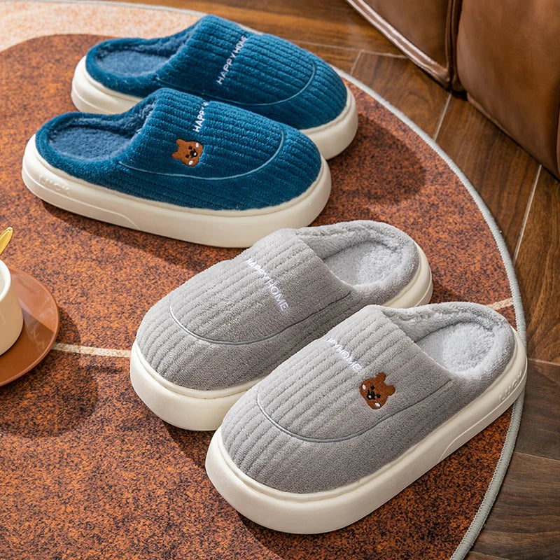 ¡Calidez y estilo en cada paso! Nuestras pantuflas antideslizantes de suela suave para él, perfectas para invierno y relax en casa. Comodidad y moda se unen, ideales para cualquier rincón del hogar 👣🔥🏠.