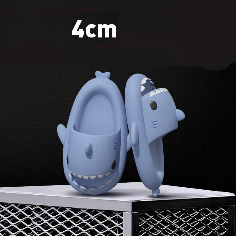 Shark Slides de SolSet 🦈👣: Diversión y estilo para todos. Perfectas para casa o playa, ideales para familias aventureras. Comodidad y moda en cada paso. Disfruta cada día al máximo con SolSet ☀️💦.