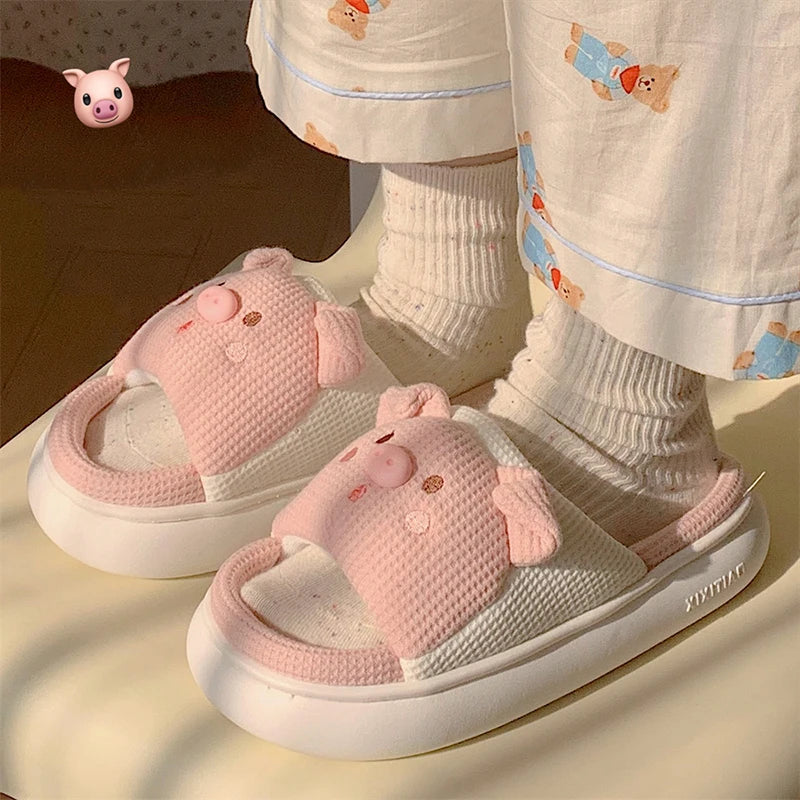 Pantuflas de Cerdito 🐷💕: ternura y comodidad todo el año. Diseño abierto, transpirable, alta calidad. Encanto en cada paso para todos en casa 🏠✨.