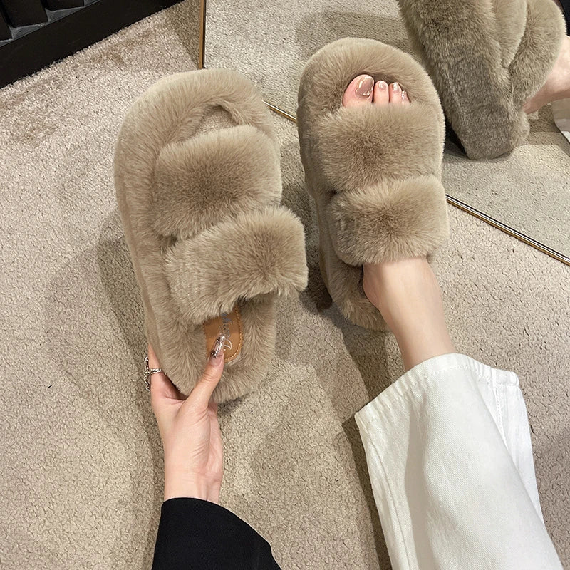 Nuevas Pantuflas SolSet ❄️🥿: calor de invierno con estilo. Diseño abierto chic, ideales dentro y fuera de casa 🏡✨. Confort y moda en cada paso. Invierno acogedor y trendy con SolSet 🐾💫.