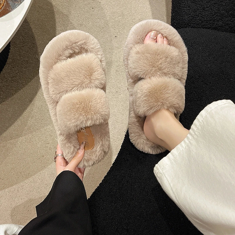 Nuevas Pantuflas SolSet ❄️🥿: calor de invierno con estilo. Diseño abierto chic, ideales dentro y fuera de casa 🏡✨. Confort y moda en cada paso. Invierno acogedor y trendy con SolSet 🐾💫.