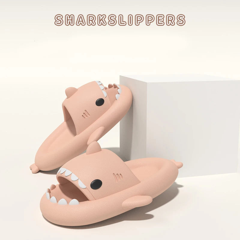 Shark Slides de SolSet 🦈👣: Diversión y estilo para todos. Perfectas para casa o playa, ideales para familias aventureras. Comodidad y moda en cada paso. Disfruta cada día al máximo con SolSet ☀️💦.