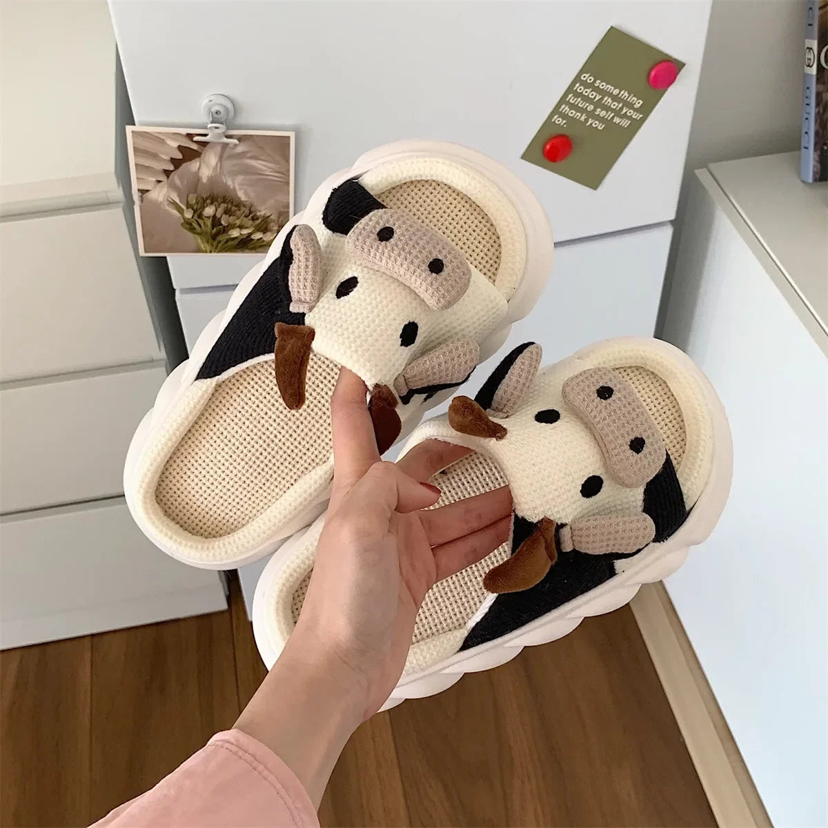 🐄 Zapatillas de mujer adorables y divertidas con plataforma de leche de vaca. Perfectas para casa o al aire libre. 🏠🌳 ¡Parejas disfruten juntos de su comodidad! 👫👣
