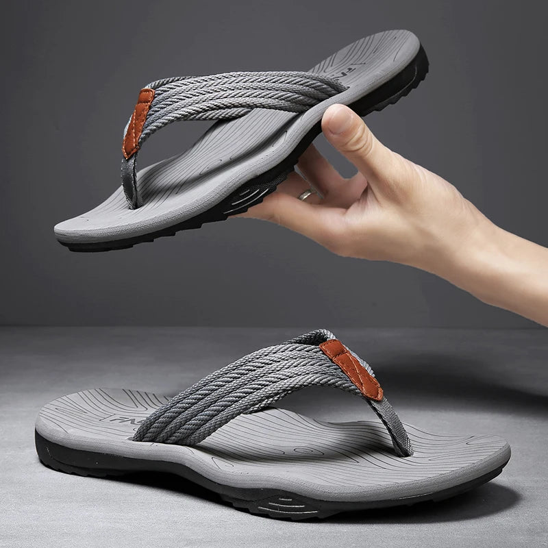 ¡Descansa con estilo este verano! Sandalias suaves, antideslizantes para casa o hotel, ideales para el baño. Colores sólidos, tallas 39-45. Confort total 🏡🌞.