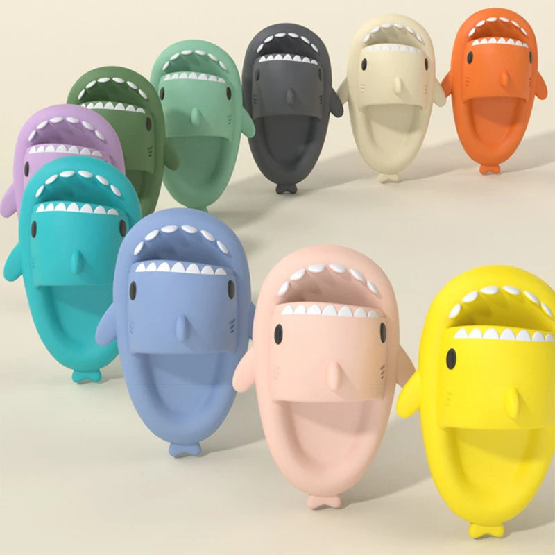 Shark Slides de SolSet 🦈👣: Diversión y estilo para todos. Perfectas para casa o playa, ideales para familias aventureras. Comodidad y moda en cada paso. Disfruta cada día al máximo con SolSet ☀️💦.