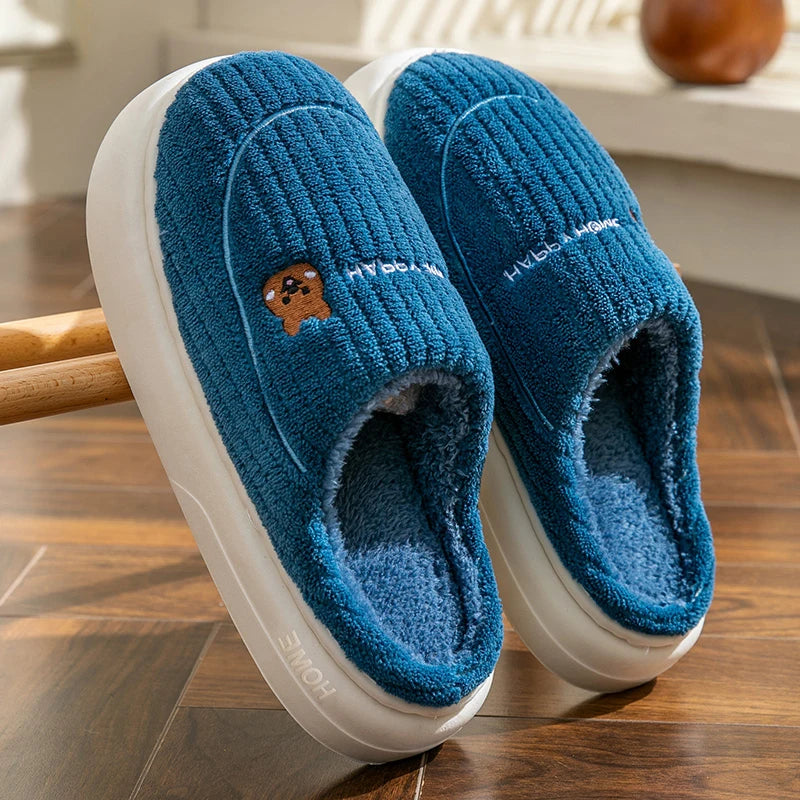 ¡Calidez y estilo en cada paso! Nuestras pantuflas antideslizantes de suela suave para él, perfectas para invierno y relax en casa. Comodidad y moda se unen, ideales para cualquier rincón del hogar 👣🔥🏠.