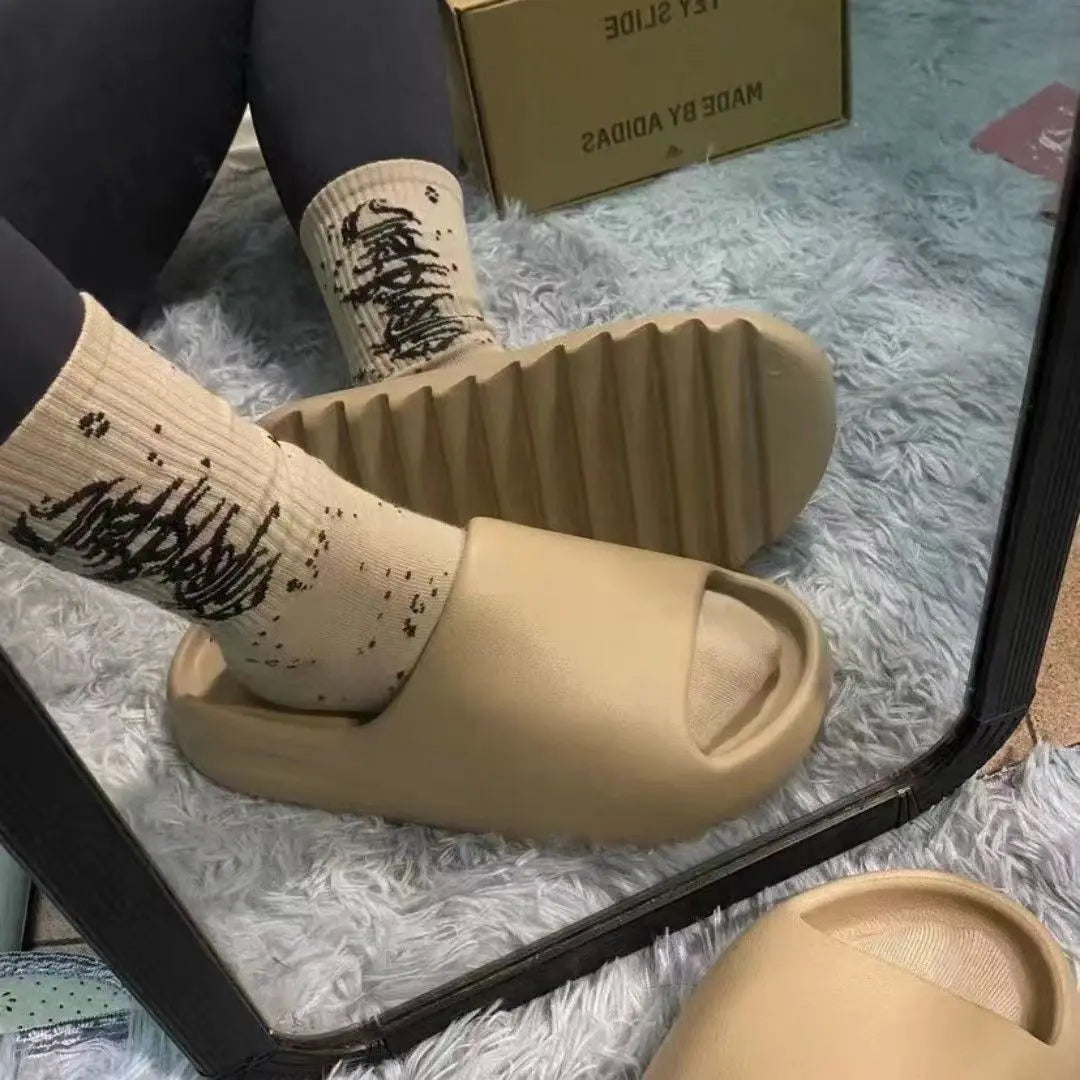 Sandalias y Pantuflas de EVA alta calidad para todos 🌞👡. Estilo y confort veraniego, ideales para casa o playa 🏖️. Eleva tu look este verano.