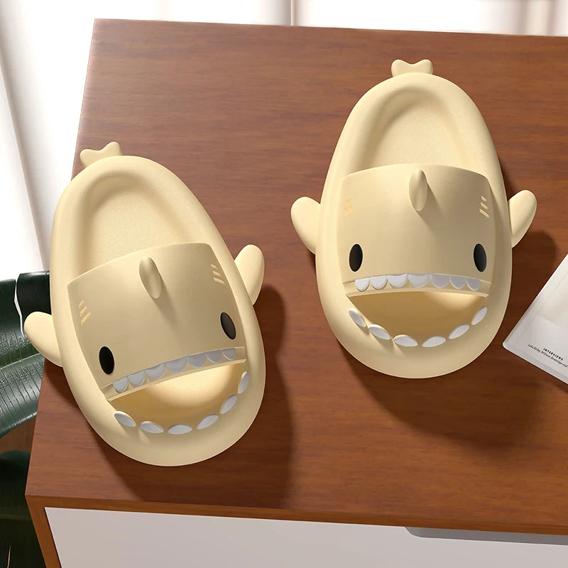 Pantuflas de Tiburón para Verano de SoloSet Sandals 🦈👣. Para ella, antideslizantes, EVA, colores sólidos. Ideales para parejas y padres, divertidas para dentro y fuera de casa 🏠☀️.