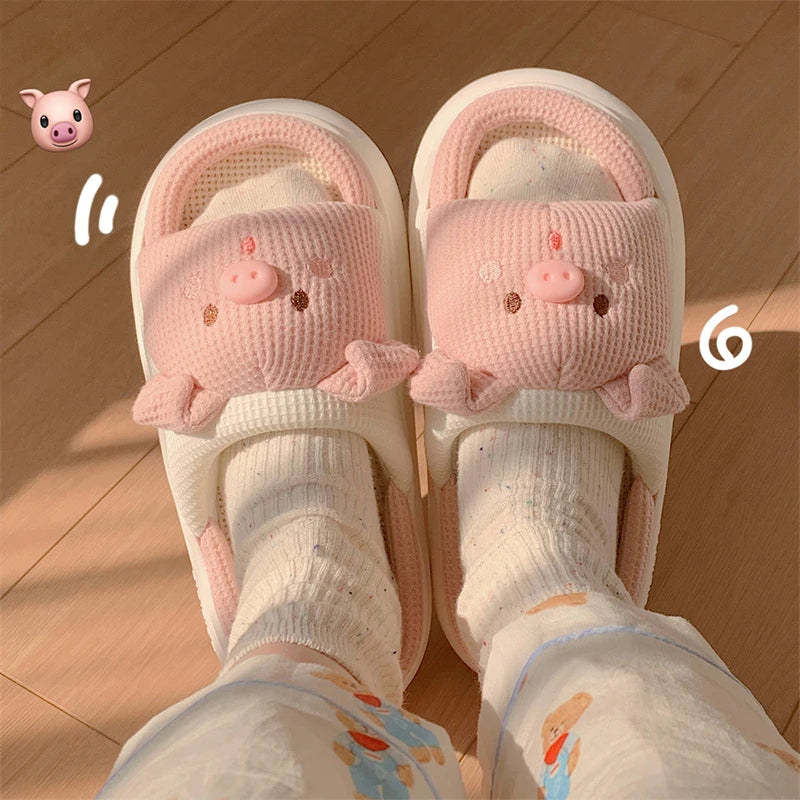 Pantuflas de Cerdito 🐷💕: ternura y comodidad todo el año. Diseño abierto, transpirable, alta calidad. Encanto en cada paso para todos en casa 🏠✨.