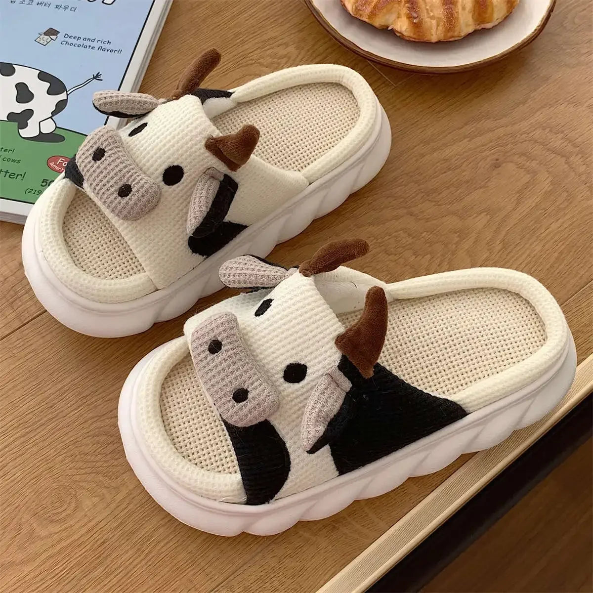 🐄 Zapatillas de mujer adorables y divertidas con plataforma de leche de vaca. Perfectas para casa o al aire libre. 🏠🌳 ¡Parejas disfruten juntos de su comodidad! 👫👣