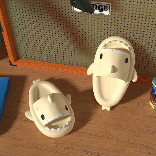 Pantuflas de Tiburón para Verano de SoloSet Sandals 🦈👣. Para ella, antideslizantes, EVA, colores sólidos. Ideales para parejas y padres, divertidas para dentro y fuera de casa 🏠☀️.