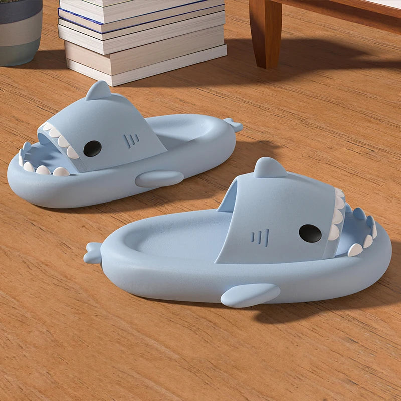 Pantuflas de Tiburón para Verano de SoloSet Sandals 🦈👣. Para ella, antideslizantes, EVA, colores sólidos. Ideales para parejas y padres, divertidas para dentro y fuera de casa 🏠☀️.