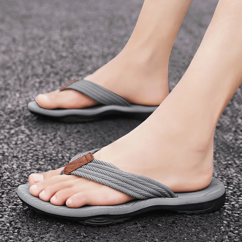¡Descansa con estilo este verano! Sandalias suaves, antideslizantes para casa o hotel, ideales para el baño. Colores sólidos, tallas 39-45. Confort total 🏡🌞.