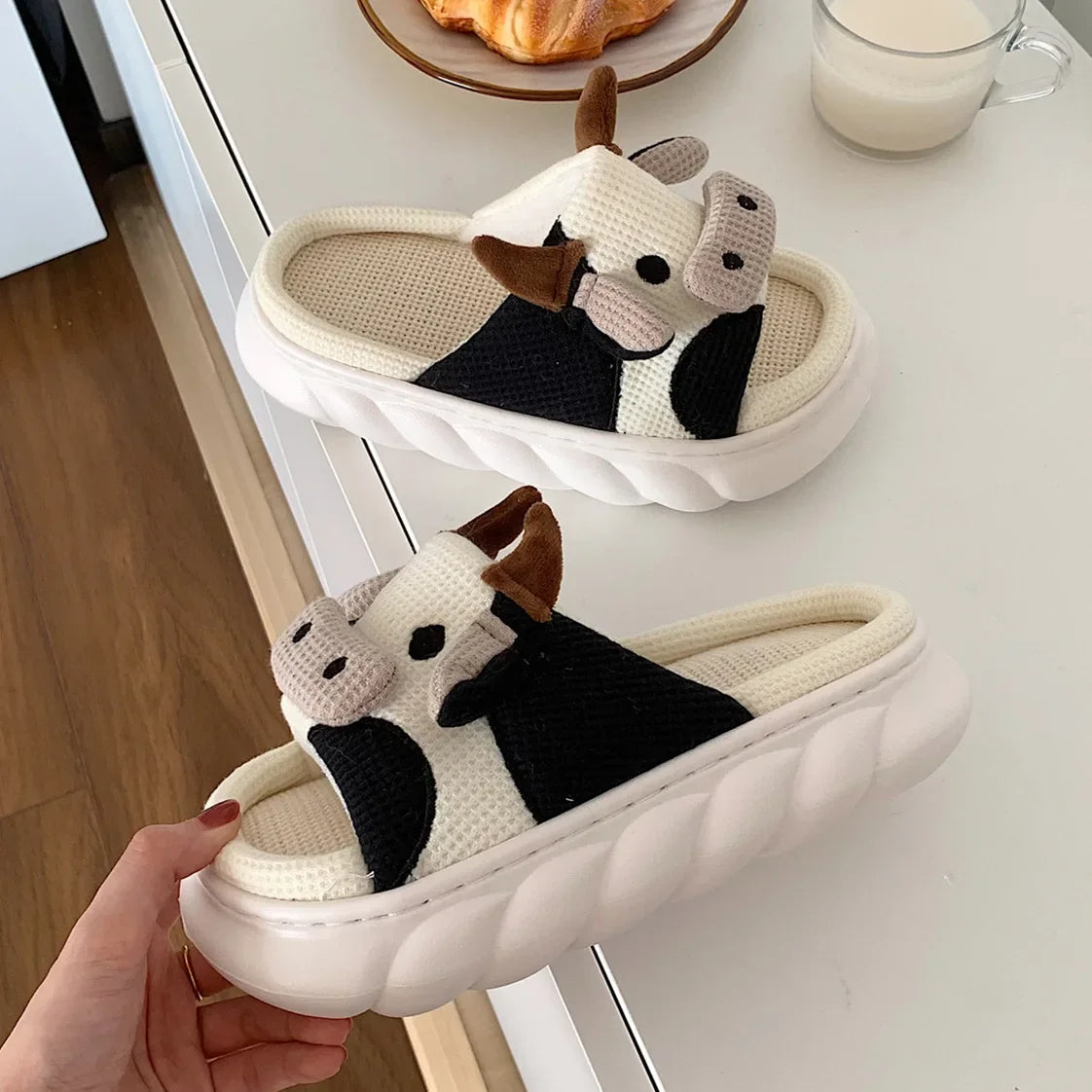 🐄 Zapatillas de mujer adorables y divertidas con plataforma de leche de vaca. Perfectas para casa o al aire libre. 🏠🌳 ¡Parejas disfruten juntos de su comodidad! 👫👣