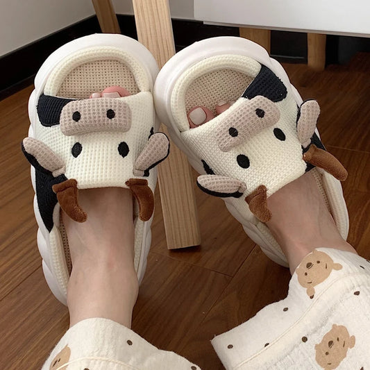 🐄 Zapatillas de mujer adorables y divertidas con plataforma de leche de vaca. Perfectas para casa o al aire libre. 🏠🌳 ¡Parejas disfruten juntos de su comodidad! 👫👣