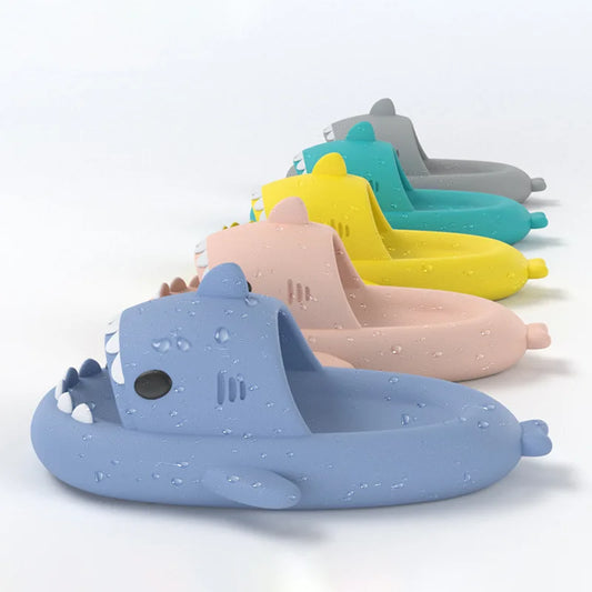 Shark Slides de SolSet 🦈👣: Diversión y estilo para todos. Perfectas para casa o playa, ideales para familias aventureras. Comodidad y moda en cada paso. Disfruta cada día al máximo con SolSet ☀️💦.
