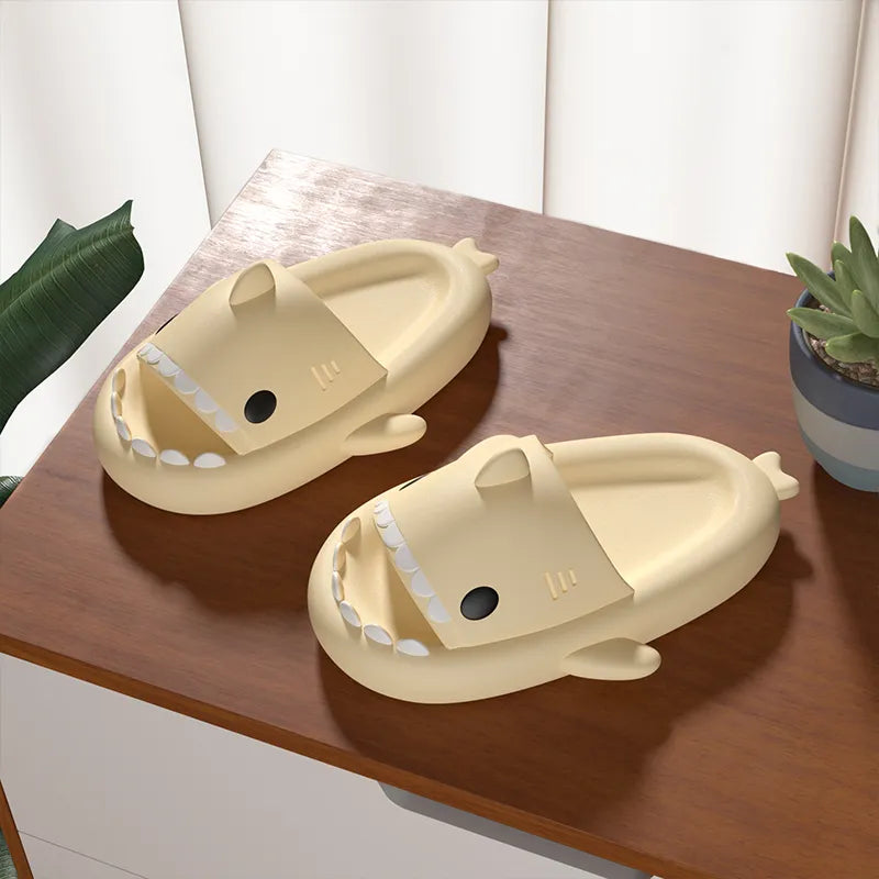 Pantuflas de Tiburón para Verano de SoloSet Sandals 🦈👣. Para ella, antideslizantes, EVA, colores sólidos. Ideales para parejas y padres, divertidas para dentro y fuera de casa 🏠☀️.