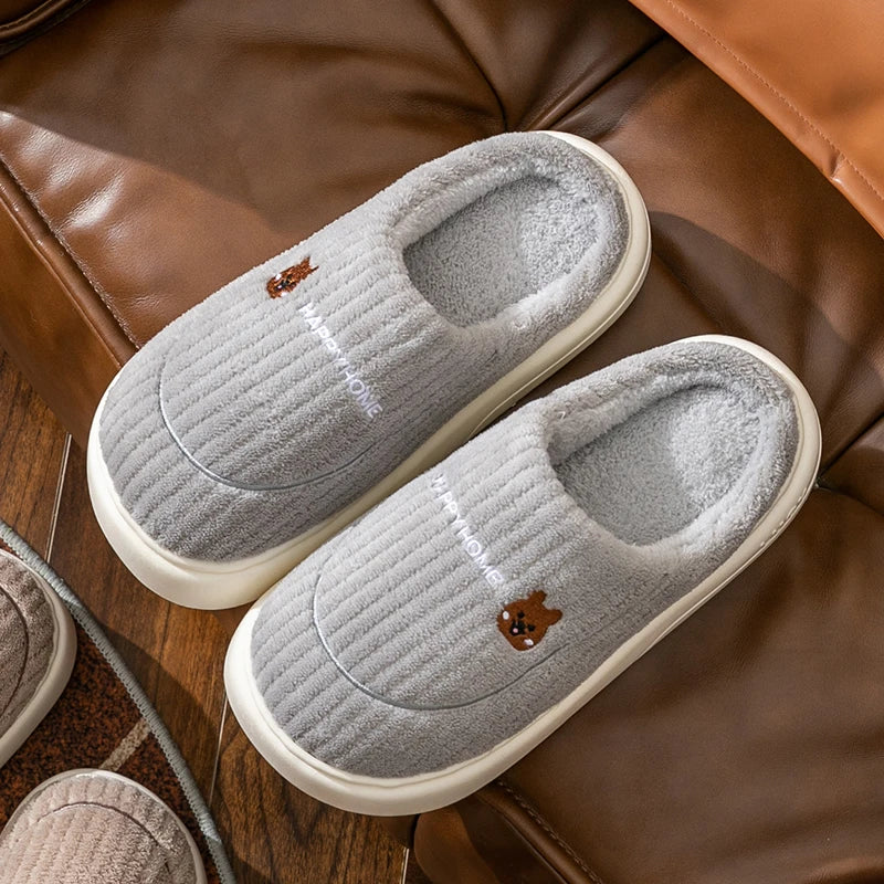 ¡Calidez y estilo en cada paso! Nuestras pantuflas antideslizantes de suela suave para él, perfectas para invierno y relax en casa. Comodidad y moda se unen, ideales para cualquier rincón del hogar 👣🔥🏠.