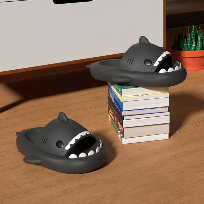 Pantuflas de Tiburón para Verano de SoloSet Sandals 🦈👣. Para ella, antideslizantes, EVA, colores sólidos. Ideales para parejas y padres, divertidas para dentro y fuera de casa 🏠☀️.