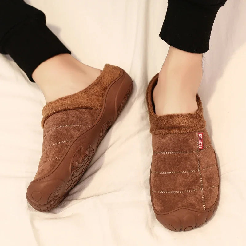 Pantuflas calientitas de cuero y lana gruesa para el invierno 🔥👟. Antideslizantes, estilosas, para él y ella. Mantén tus pies tostados y a la moda. Un abrazo cálido y chic.