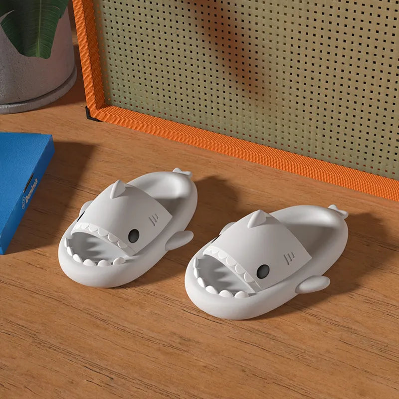 Pantuflas de Tiburón para Verano de SoloSet Sandals 🦈👣. Para ella, antideslizantes, EVA, colores sólidos. Ideales para parejas y padres, divertidas para dentro y fuera de casa 🏠☀️.
