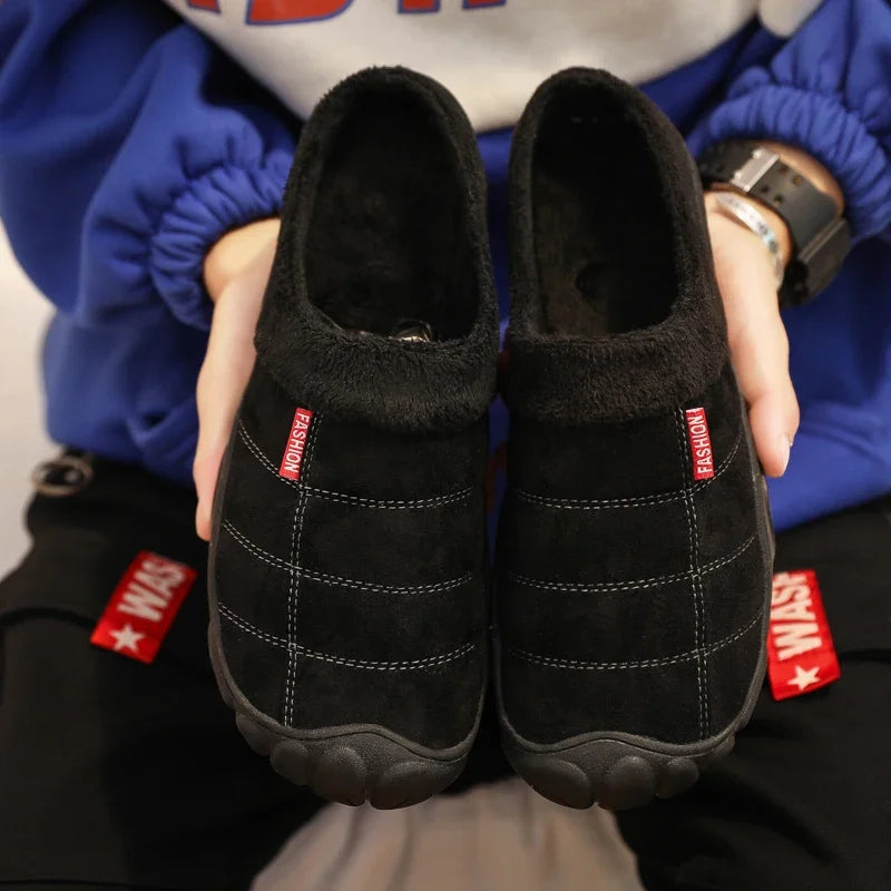 Pantuflas calientitas de cuero y lana gruesa para el invierno 🔥👟. Antideslizantes, estilosas, para él y ella. Mantén tus pies tostados y a la moda. Un abrazo cálido y chic.