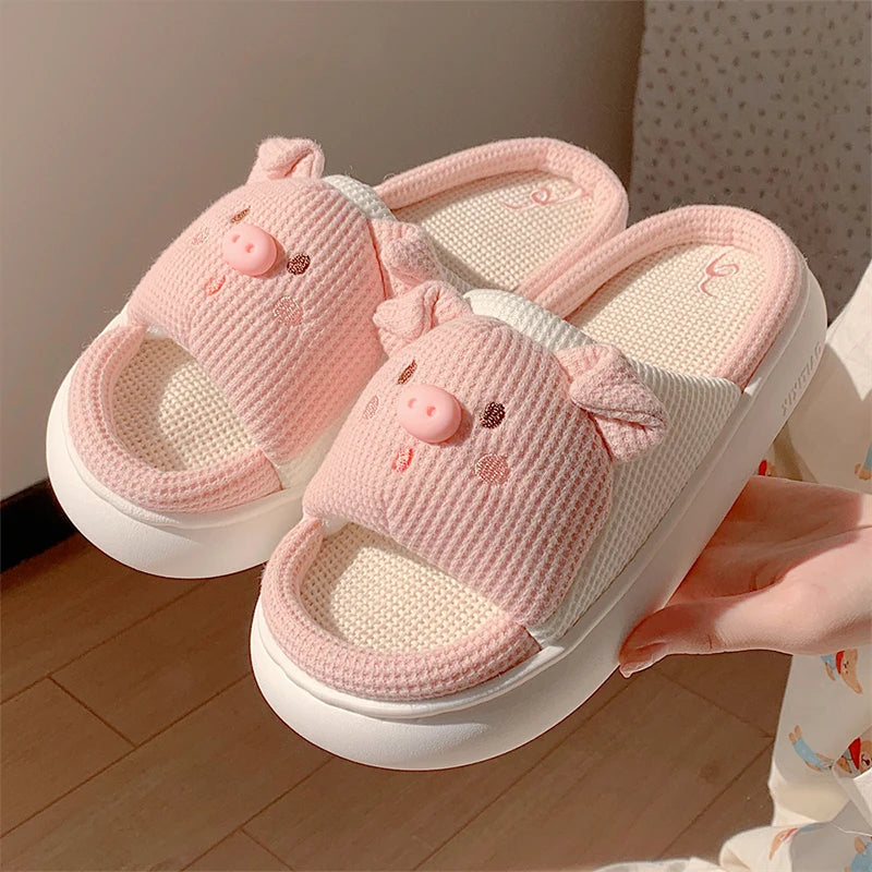 Pantuflas de Cerdito 🐷💕: ternura y comodidad todo el año. Diseño abierto, transpirable, alta calidad. Encanto en cada paso para todos en casa 🏠✨.